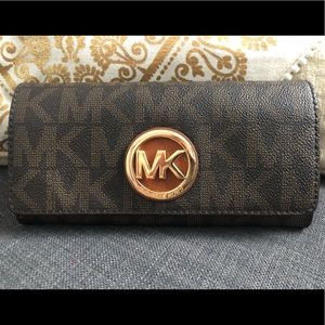 Micheal Kors signature Fulton wallet like new
